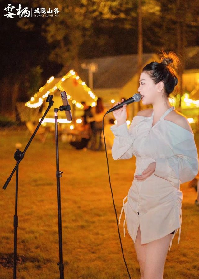 女歌手（露营弹唱）